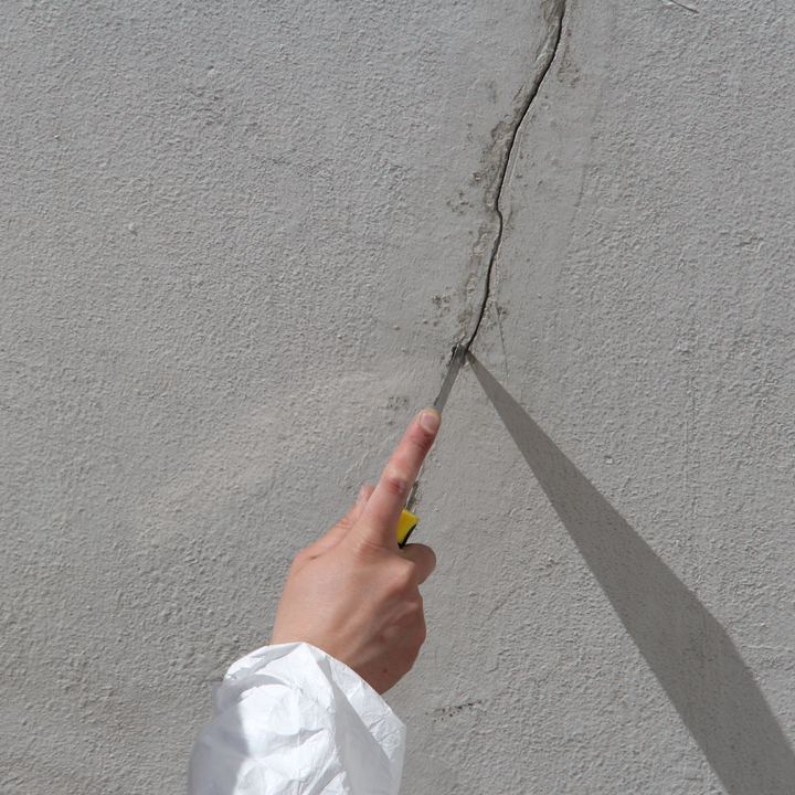 Cómo reparar fisuras y grietas en techos y paredes